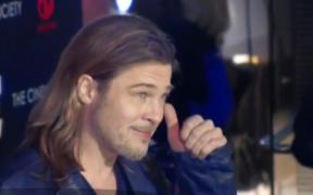 Vedetele şi obiceiurile lor ciudate. Brad Pitt nu se înţelege prea bine cu apa! (Video)