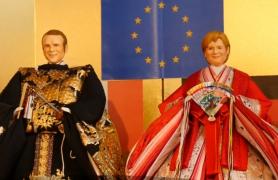 Noi jucării la modă. Au apărut primele păpuşi care arată ca Angela Merkel şi Emmanuel Macron