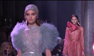 Creații spectaculoase la Săptămâna Modei de la Paris. Rochiile anilor '20 au strălucit pe podium