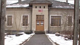 Imagini de groază filmate într-un dispensar medical din România! Tavanele stau să cadă, iar pacienţii sunt trataţi în condiţii inumane