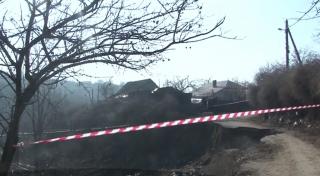 Case izolate după ce un drum s-a prăbuşit în Prahova. Ambulanţele nu mai ajung la oameni