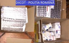 Percheziţii la traficanţi de medicamente. Suspecţii vindeau pastile luate fără reţetă pe Internet (Video)