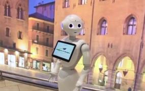 Robotul Pepe este cel mai bun ghid pentru străinii care ajung pe aeroportul din Bologna (Video)