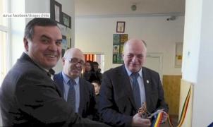 Imagini incredibile la Piatra Neamţ, unde primarul a inaugurat câteva toalete tăind o panglică tricoloră