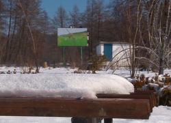 Într-o comună din Argeş, primarul a instalat în parc un ecran uriaş la care nu se uită nimeni