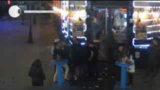 Bătaie generală în Centrul Vechi al Capitalei. Mai mulţi indivizi s-au bătut la ieşirea dintr-un club (Video)