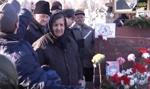 Colivă şi vin la mormântul dictatorului Nicolae Ceauşescu, la aniversarea unui secol de la naşterea sa