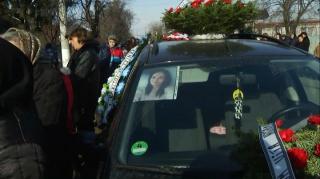 Tânăra ucisă de militarul din Titu, condusă pe ultimul drum