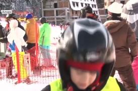 Vremea bună a adus mii de turişti pe pârtiile din toată ţara