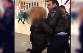 Reacția surprinzătoare a mamei încătușate după ce și-a lovit băiețelul în mall: ”E copilul meu și fac ce vreau!”