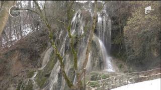 Cascada Clocota, una dintre cele mai frumoase din România, a ajuns o groapă de gunoi