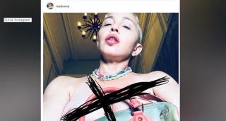 Madonna a pozat topless pentru fani, la 59 de ani