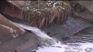 Staţiile de epurare de pe Dâmboviţa, munţi de gunoaie. Bucureştenii aruncă până şi mobila