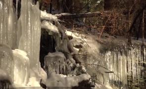 Cascada de gheaţă din Vărşag, noua atracţie din Harghita. Fenomenul rar a atras turiştii în zonă