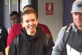 Simona Halep, aşteptată de fani la aeroport. Fosta lideră WTA a fost primită cu flori şi aplauze (Video)