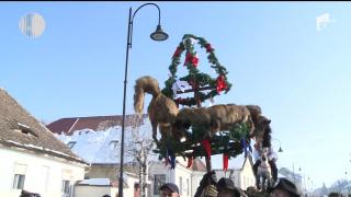 O tradiţie cu rădăcini în Evul Mediu a prins viaţă pe străzile oraşului Agnita: "Fuga Lolelor"