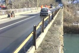 Podul care leagă Piatra Neamţ de  Bicaz e un adevărat pericol pentru cei care-l traversează