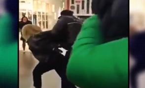 Un copil de doar 6 ani este, de fapt, victima scandalului din mall, unde mama lui a fost încătuşată de doi poliţişti