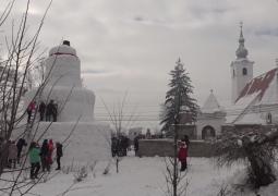 Cel mai mare om de zăpadă din Europa de Est este la Harghita! Uriaşul a fost ridicat de nişte liceeni