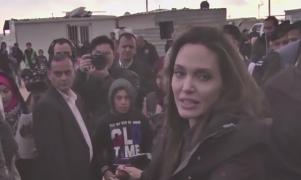 Frumoasa Angelina Jolie a mers în Iordania, unde a vizitat o tabără de refugiaţi