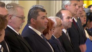 Guvernul Dăncilă, emoţii la învestire. Noii miniştri au greşit discursul sau au uitat să semneze jurământul