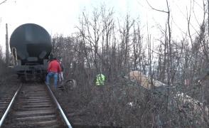 Tren încărcat cu motorină, deraiat în Mehedinţi. Unul dintre vagoane a ajuns la 200 de metri de o casă