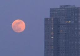 Superluna albastră sângerie i-a ținut pe oameni cu ochii pe cer