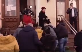 Mamele care au bătut un elev  la o școală din Constanța, în arest la domiciliu