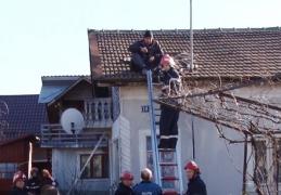Un dâmboviţean s-a urcat pe casă şi a ameninţat că se aruncă. A vrut să vină să discute cu el un procuror