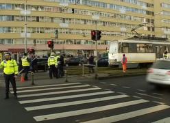 Femeie lovită mortal de tramvai în Capitală. Victima ar fi traversat pe la trecerea de pietoni (Video)