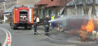 ”Dorel” a spart  a spart o conductă de gaze cu excavatorul. Trei oameni au ajuns la spital