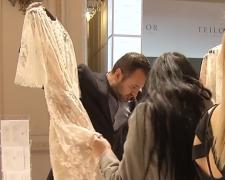 Zeci de viitoare mirese s-au luptat pe rochii de 25 de lei, dar şi pe un inel cu diamant, ascuns într-un buchet de flori