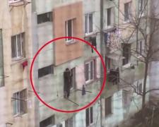 Bărbat salvat de sârma de rufe, la Tulcea. A scăpat teafăr după ce a căzut de la etaj (Video)