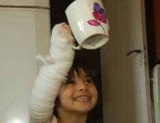 Impresionant! O fetiţă de şase ani se chinuie să-şi salveze surorile arse în casa care a luat foc. Pictează căni pentru a strânge bani