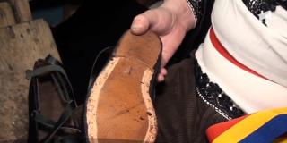 Ultimul opincar din Apuseni. Meşterul Iofis a cucerit lumea cu încălţămintea făcută de mâna lui