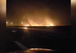 Panică pe autostrada Bucureşti-Piteşti. Un incendiu violent a izbucnit lângă şosea (Video)