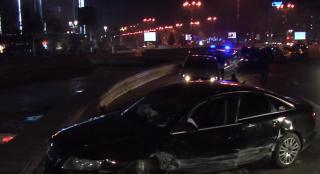 Serie de accidente în Capitală. Un şofer a intrat cu maşina în fântâna arteziană din Piaţa Unirii