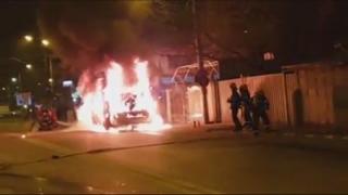 Un microbuz a luat foc în București. Incendiul a distrus complet mașina