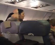 Ce riscă pasagera care a făcut scandal monstru într-un avion de Italia, pentru că nu a fost lăsată la toaletă