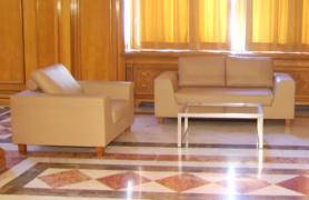 Fotolii şi canapele noi, la Parlament. Aleşii şi-au luat şi sistem nou de sonorizare după vacanţă