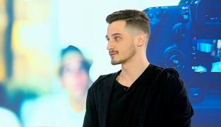 Youtube, platforma unei generații. La 23 de ani, Radu îşi câştigă banii dintr-un business pentru copii
