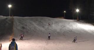 Record pe pârtie: 12 ore pe schiuri, într-un maraton de anduranţă fără precedent în România