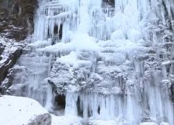 Spectacolul naturii, văzut în China. O cascadă îngheţată complet atrage tot mai mulţi turişti (Video)