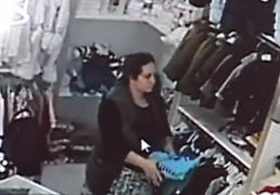 Furt fără jenă dintr-un magazin de haine, la Arad. Poliţia e pe urmele hoţilor