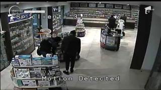 Farmacie prădată de hoţi, la Piteşti. Doi tineri au furat 7 cutii de lapte praf, în mai puţin de un minut (Video)
