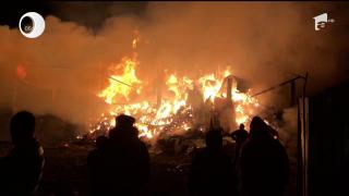 Incendiu devastator la o fermă din Botoşani. Animale moarte şi tone de furaje făcute scrum de flăcări de 5 metri (Video)