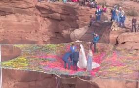 Nunta mult visată, deasupra unui canion