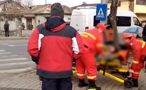 Tânără leşinată pe o stradă din Focşani. Mărturisirea femeii care a sunat la 112 (Video)