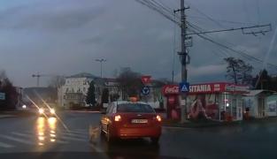 Câine forțat să țină pasul cu un taxi, la Cluj. Şoferul a dat explicaţii poliţiştilor (Video)