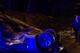 Accident incredibil la Iaşi. Un şofer care a rupt în două un stâlp, dispărut cu tot cu numerele maşinii